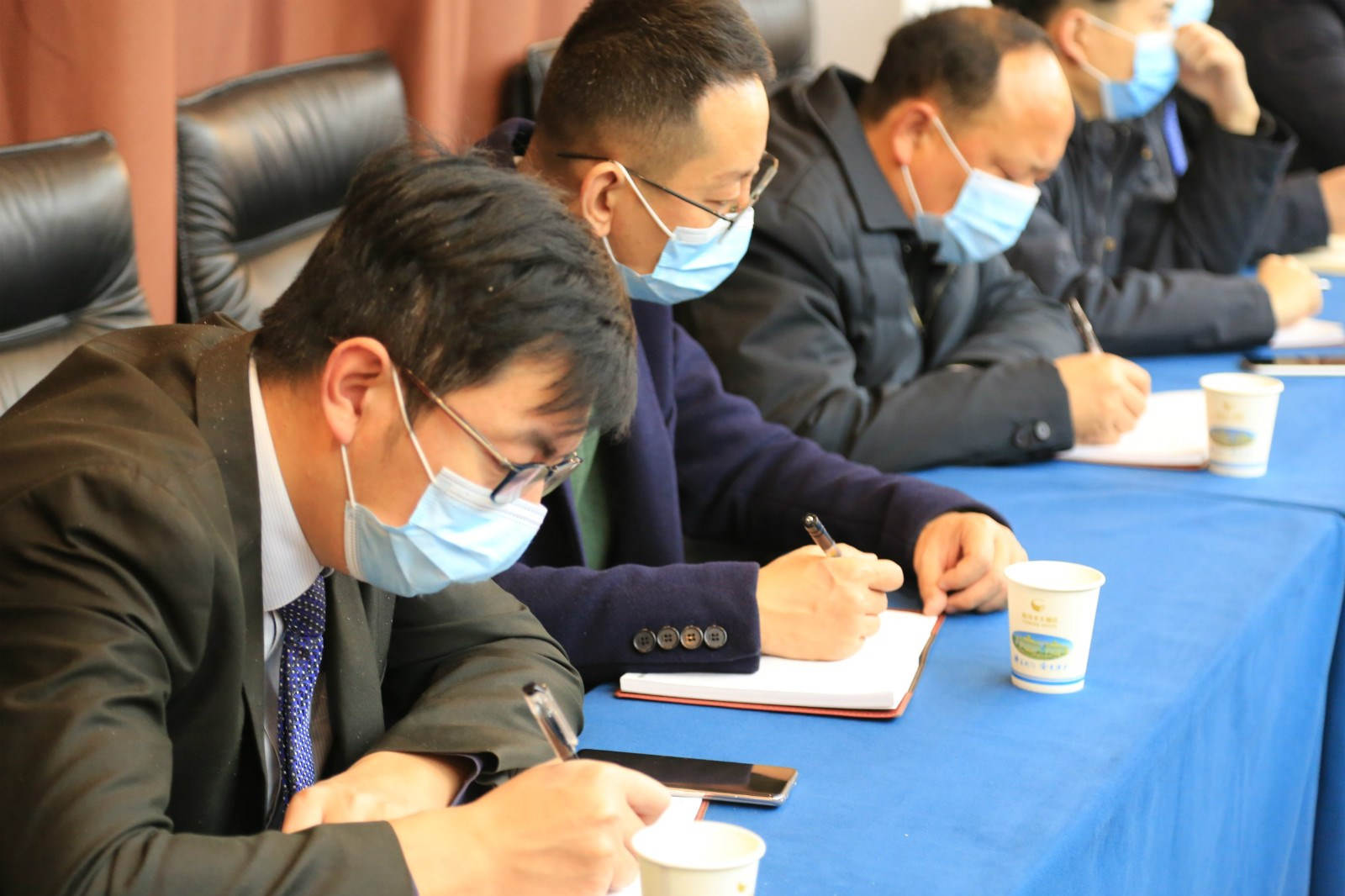 参会人员正在认真做笔记_meitu_13.jpg