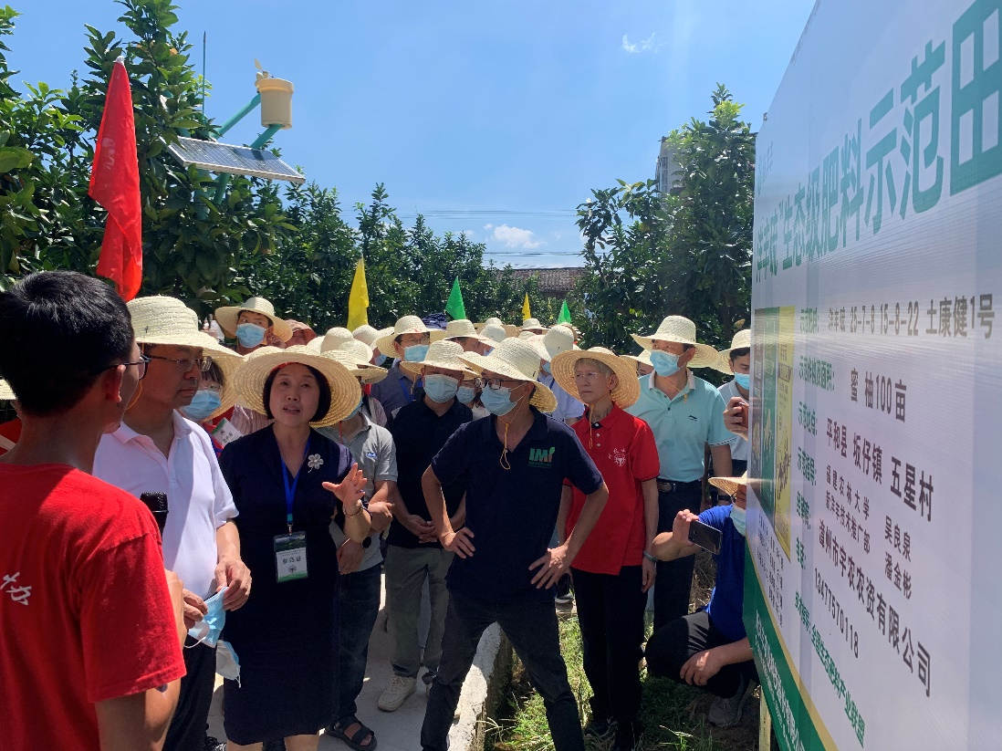 乐鱼体育副总裁包雪梅博士（左三）在乐鱼体育示范田向张福锁院士讲解乐鱼体育解决方案.jpg